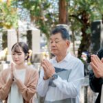 お墓参りをする家族