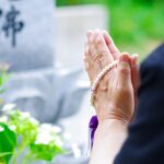 お墓参りする女性