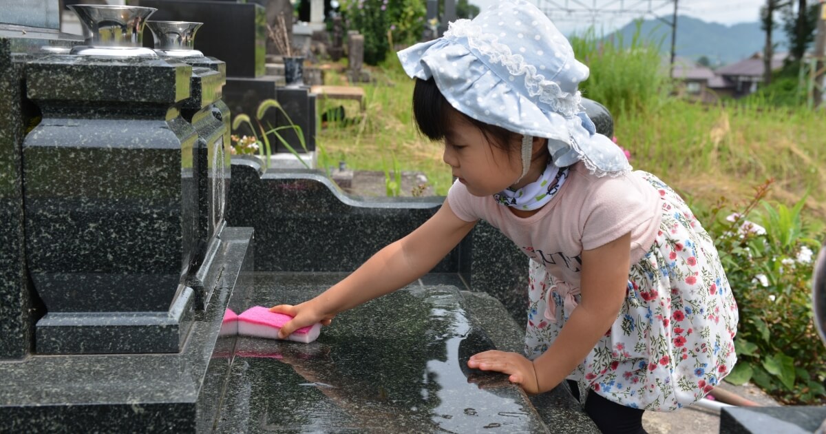 墓石を洗う女の子
