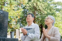 お墓参りをする老夫婦
