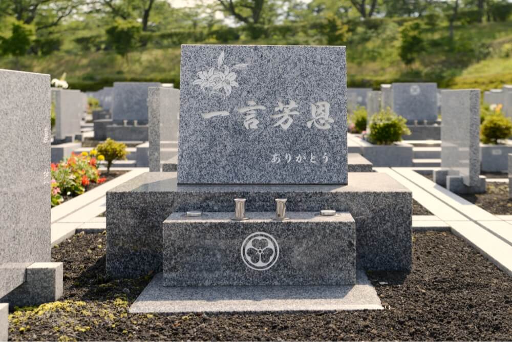 家紋の入った墓石